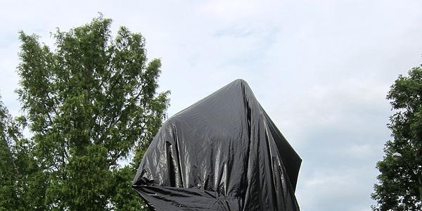 The Robert Edward Lee sculpture in Charlottesville, Virginia, covered in tarp in 2017.