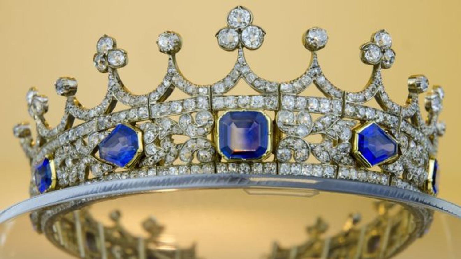 Victoria's crown. Тиары и короны королевы Виктории. Тиара с сапфирами королевы Виктории. Сапфировая диадема королевы Виктории. Корона с изумрудами королевы Виктории.