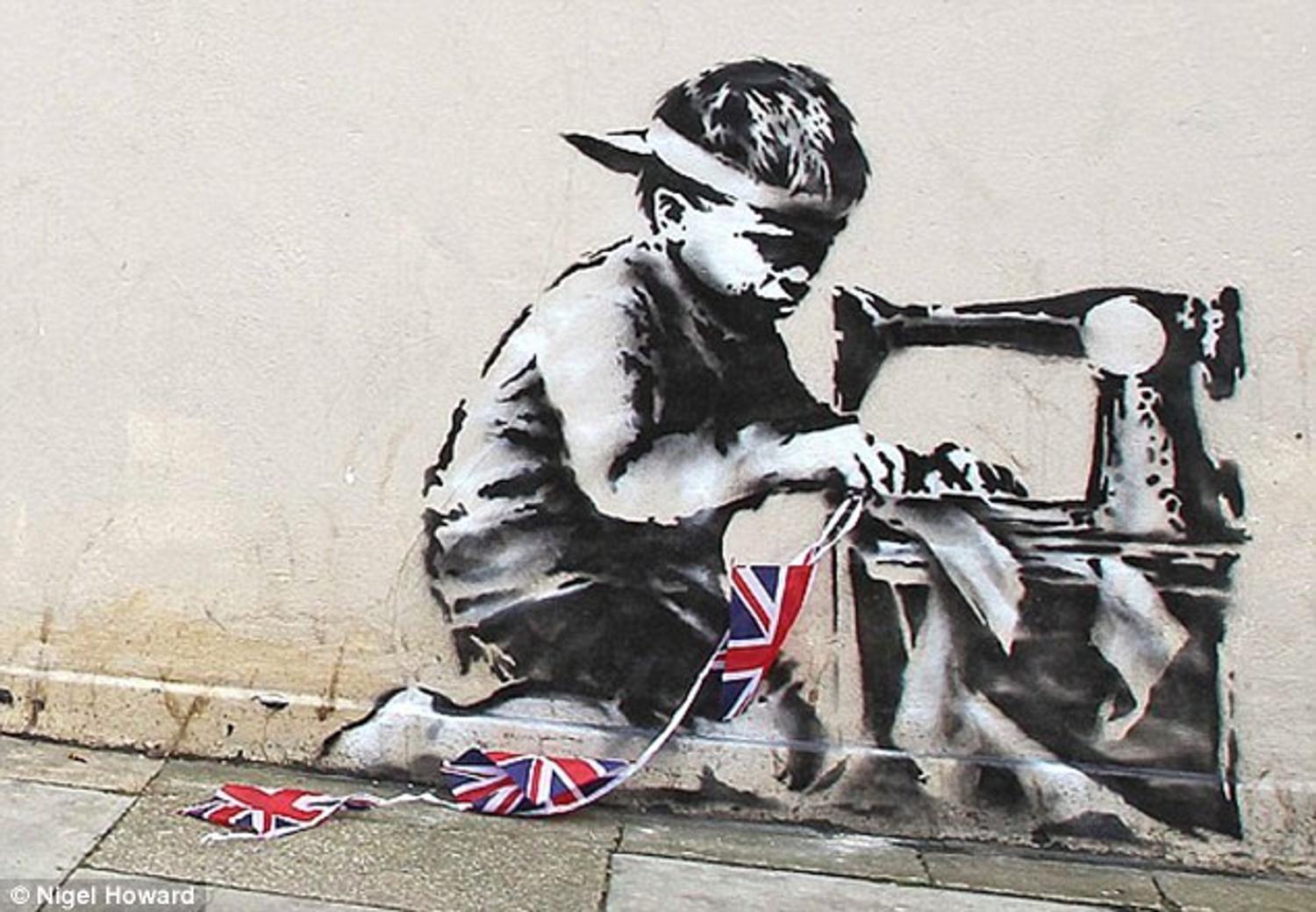 Banksy the british street. Художник стрит арта Бэнкси. Граффитист Бэнкси. Граффити Бэнкси в Лондоне. Известный художник граффити Бэнкси.