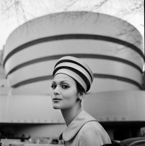 ©Tony Vaccaro, Guggenheim Hat, New York, 1960 Courtesy of Monroe Gallery of Photography