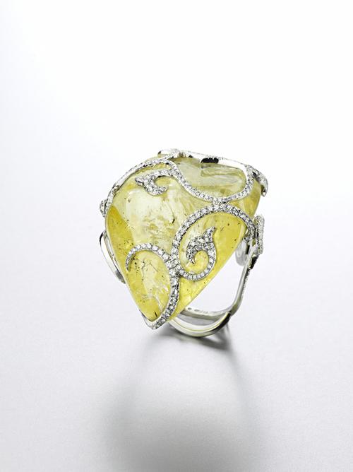 A 180 carat yellow sapphire ring in gold