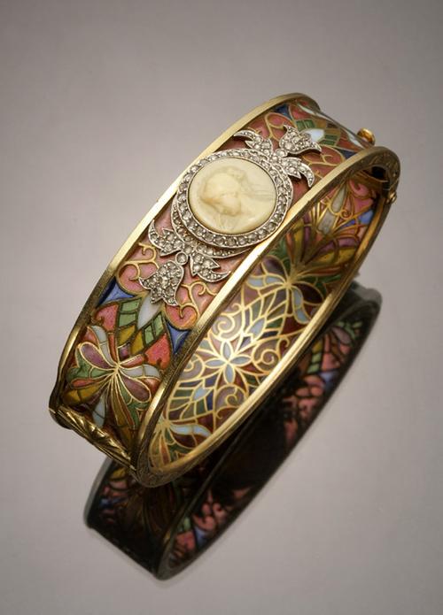 An Art Nouveau Tested 18-Karat Yellow-Gold, Platinum, Diamond, Plique-à-jour and Cameo Bangle Bracelet, Masriera Y Carreras