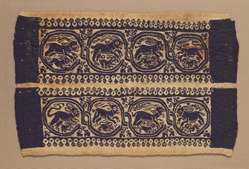 Cuff band with animals in interlocking scrolls, Byzantine, late 4th to early 5th century.  Wool and linen, tapestry weave.  Harvard Art Museums/Arthur M.  Sackler Museum, Gift of Benjamin and Lilian Hertzberg, 2004.204.  