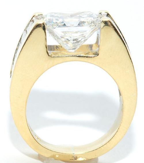 An 18kt White Gold and 5.18ct.  Diamond Ring