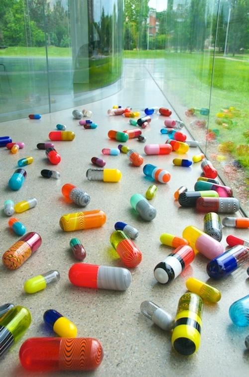 Beverly Fishman, Pill Spill (2011).  120 blown-­‐glass elements.  Toledo Museum of Art, Glass Pavilion, Toledo, OH